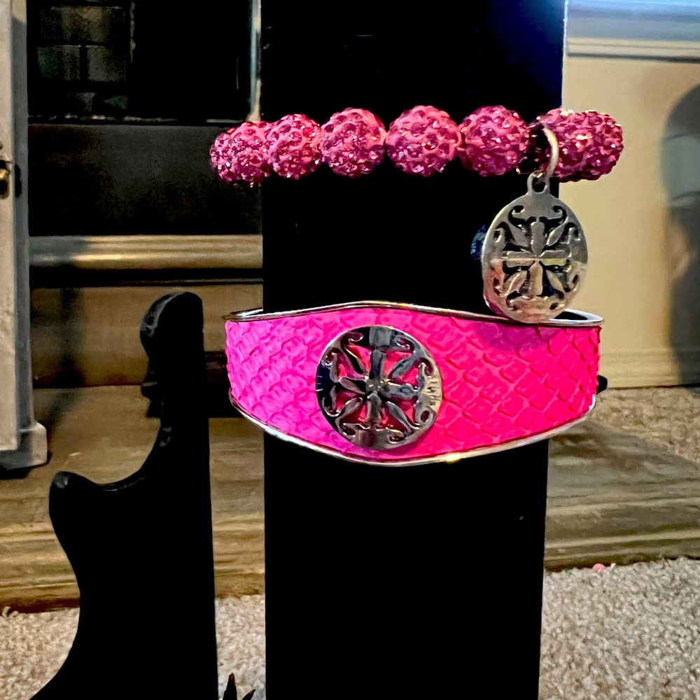 Super cute pink bracelets set of two💕